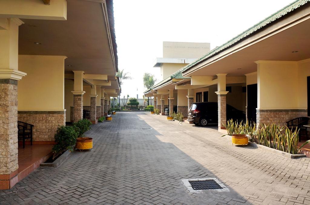 Adisurya Hotel Kediri  Eksteriør billede